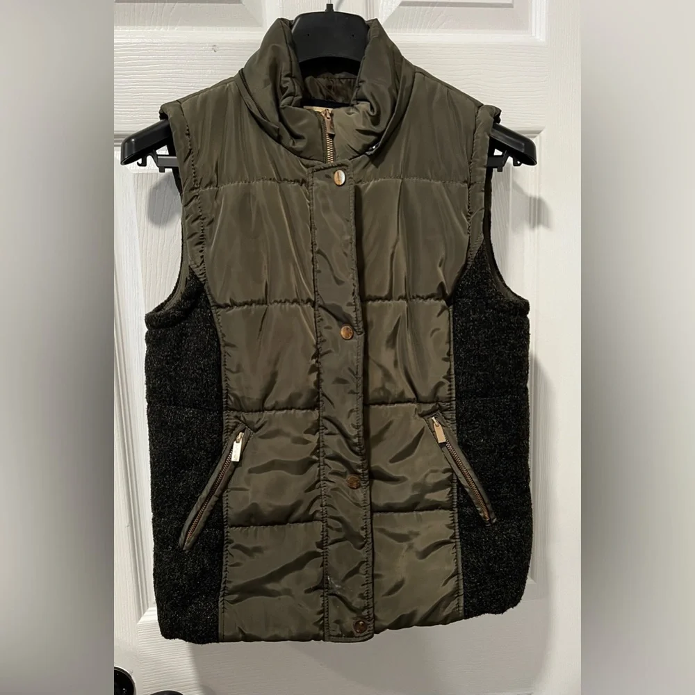 Ci Sono Women M Olive and Black  Quilted Vest Pockets Zip/Snap Closure FLAW